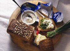 Snack with wholemeal bread, herb quark and Camembert
