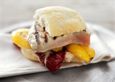 Panino con tonno arrostito (Grilled tuna sandwich)