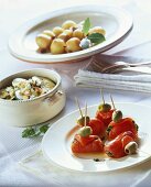 Paprika-Oliven-Spiesschen; marinierte Zucchini,Sherryzwiebeln