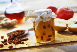 Apfel-Ingwer-Konfitüre mit Calvadosrosinen im Glas