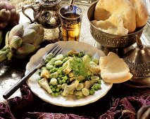 Orientalischer Gemüseteller mit Fladenbrot und Artischocken