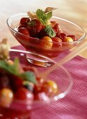 Gemischte Beeren und Physalis in süssem Tomatensirup