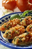 Bruschetta mit gehacktem Basilikum; frische Tomaten