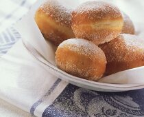 Frische Krapfen mit Zucker auf weißem Teller