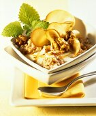 Buchweizenmüsli mit Apfel, Zimt und Walnüssen