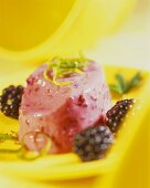 Brombeer-Mousse mit Limettenzesten