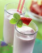 Strawberry milk with liqueur, with fresh strawberry garnish
