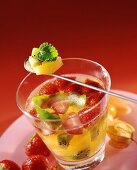 Glas Bowle mit Erdbeeren und exotischen Früchten