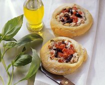 Pizzette con la ricotta (Small tomato pizzas with ricotta)