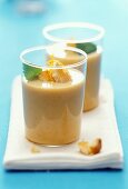 Buttermilchdrink mit Orange, Sanddorn und Zwieback