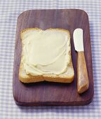 Toastbrot mit Butter auf Schneidebrett