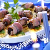 Canapés with bacon-wrapped plums for Christmas