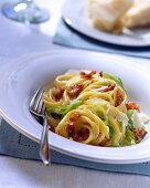 Spaghetti carbonara with leeks