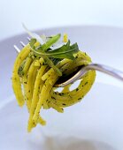 Spaghetti mit Rucolapesto auf Gabel