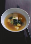 Misosuppe mit Algen und Tofu