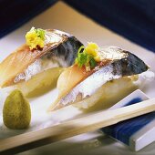 Zwei Nigiri-Sushi mit Makrele