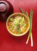 Reissuppe mit grünem Spargel und Hackfleisch