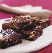 Chocolate cake with fresh cheese, cut into pieces