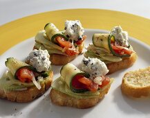 Crostini mit Fenchel, Zucchini, Tomaten und Frischkäse