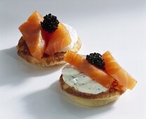 Blinis mit geräuchertem Lachs und Kaviar