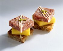 Vollkorntoast mit Bierwurst und Mango