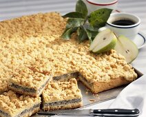 Poppy seed crumble cake with pears