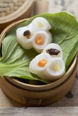 Dim sum on pak choi in bamboo steamer (China)