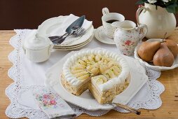 Birnentorte mit Mandelblättchen zum Kaffee