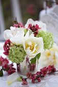 Blumenstrauss mit Tulpen, Schneeball und Zierquitten