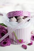 Raspberry meringues in a gift box