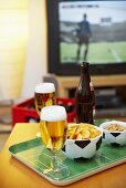 Bier und Knabberzeug für den Fernsehabend