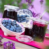 Heidelbeermarmelade und frische Heidelbeeren