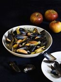 Normandy mussels with onions, apples and thyme