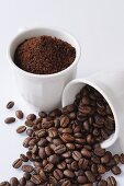 Kaffeepulver und Kaffeebohnen