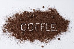 Schriftzug COFFEE in Kaffeepulver