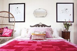 Schlafzimmer mit Wandbildern und Spiegel