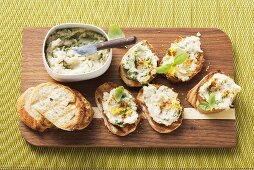 Crostini with bean and basil spread