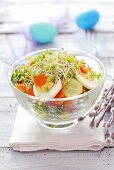 Gurkensalat mit Möhren, Ei und Kresse zu Ostern