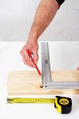 Klappbaren Holztisch selber bauen (Winkel anzeichnen)