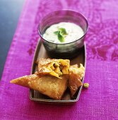 Samosas mit Gemüsefüllung mit Raita