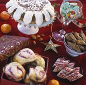 Buffet mit schwedischem Weihnachtsgebäck und Kuchen