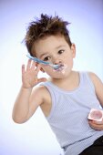 Kleiner Junge isst Fruchtjoghurt