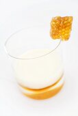 Honig-Cocktail mit Weinbrand und Sahne