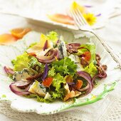 Lettuce with blue cheese, pecans and edible flowers