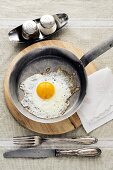 Fried egg in frying pan (overhead view)