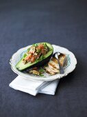 Avocado mit Tomaten-Gremolata gefüllt