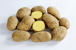 Mehrere Kartoffeln (Sorte Heideniere), ganz und halbiert