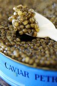 Schwarzer Kaviar mit Löffel