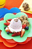 Strawberry ice cream with cookies