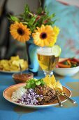 Chili con Carne mit Zwiebeln, Reis und Nachos